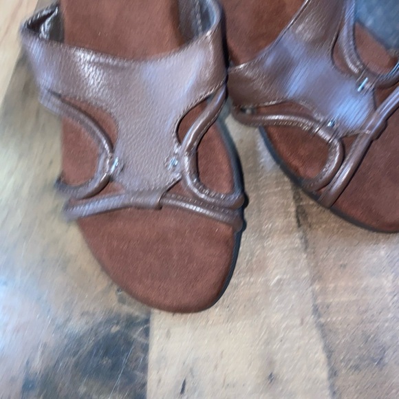 A2 by Aerosoles Brown sandals Women’s Size 9 Slip On, Faux Distressed Leather - Picture 2 of 15